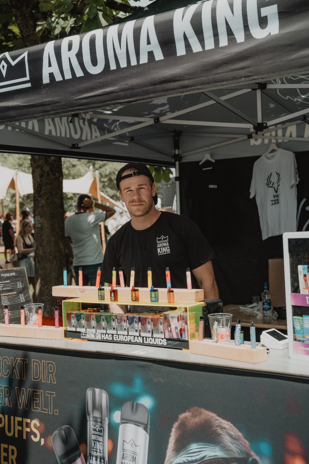 Aroma King Verkäufer vor der Vape testing Station